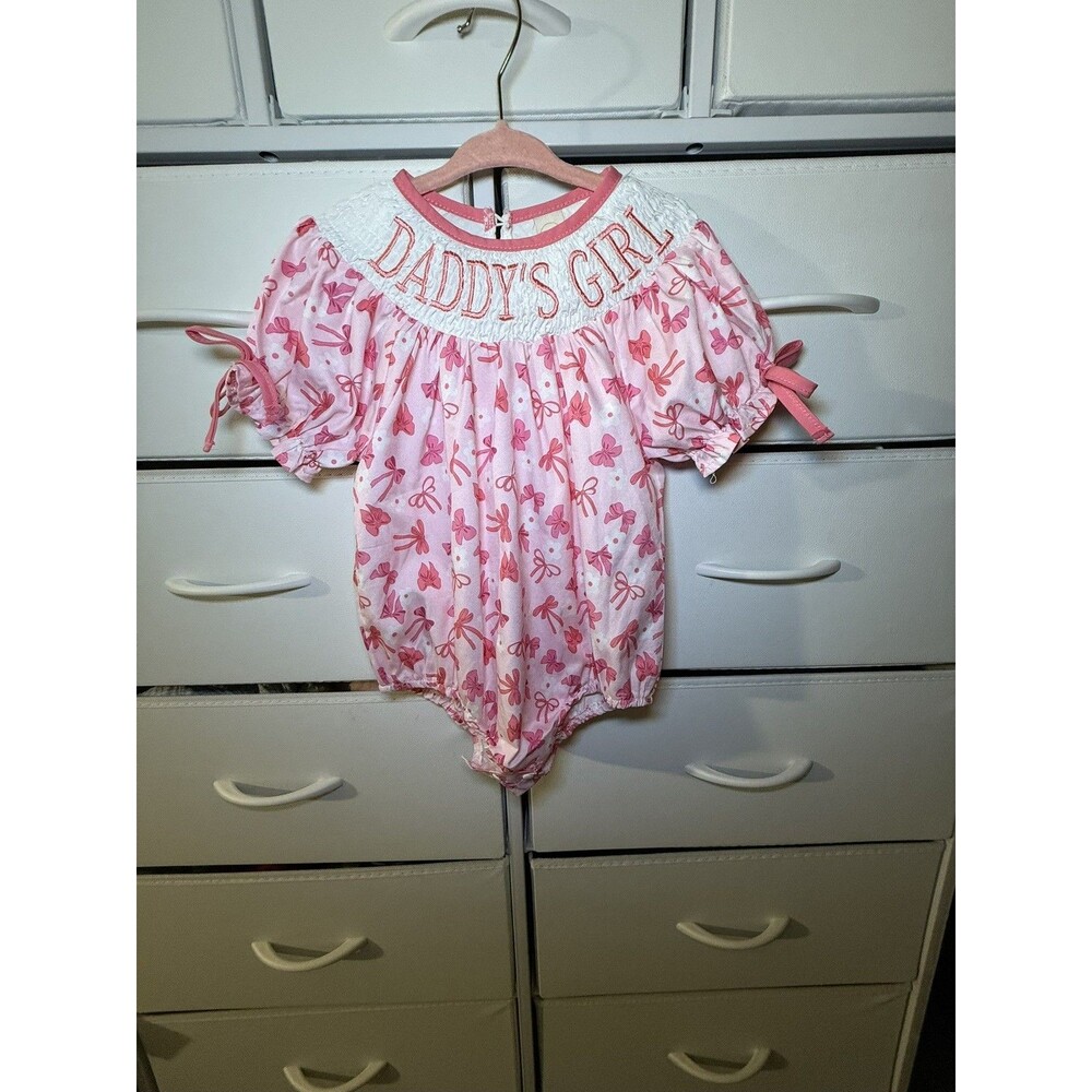 Baby Girl's Bowknot Romper, Daddy's Girl Letter Print Smocked Embroidered onsies